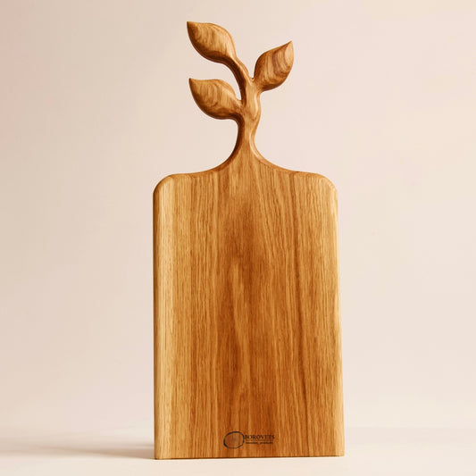 Decorative oak leaf board for snacks and appetizers – unique holiday gift idea.