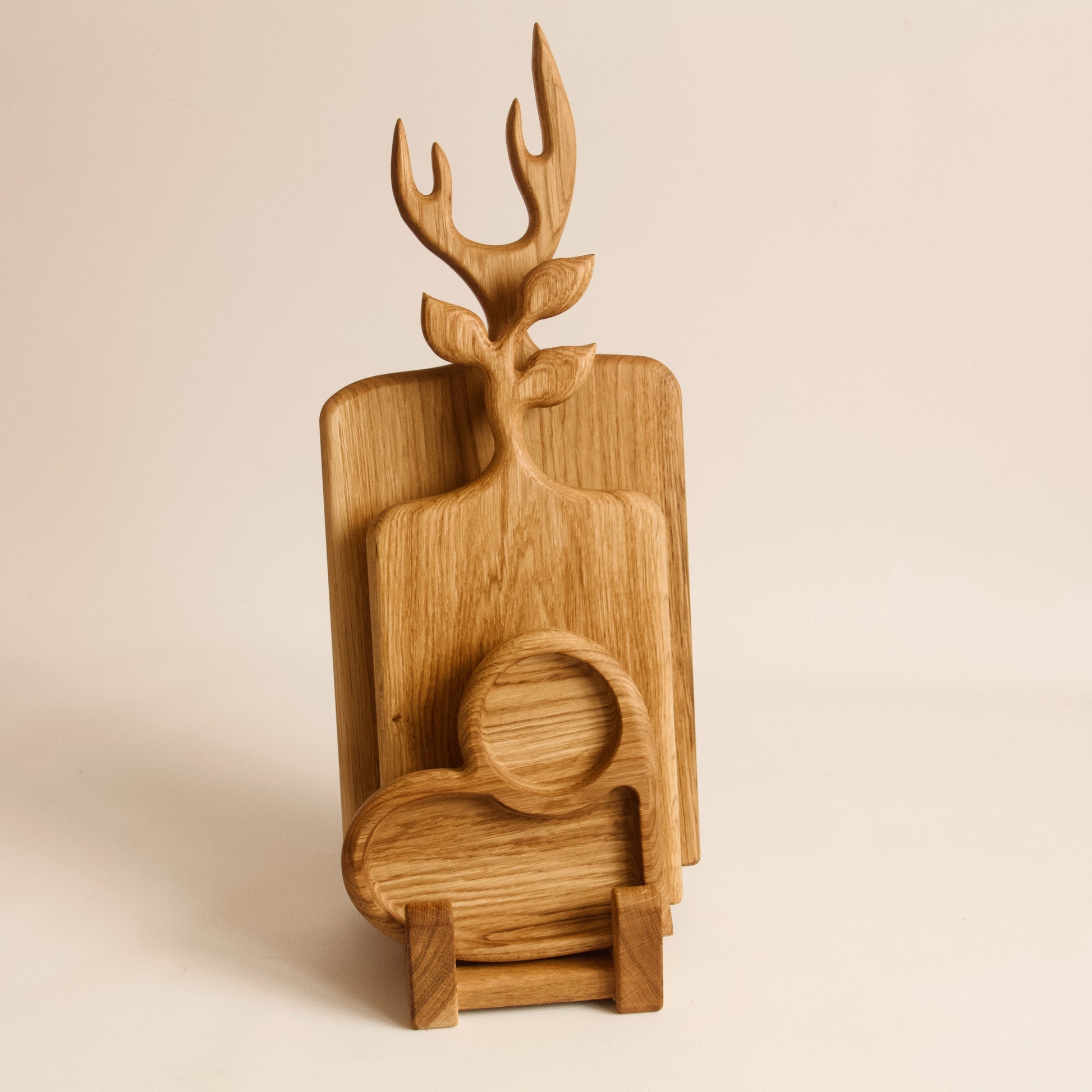 Elegant oak serving board set in gift-ready packaging – timeless present for family or friends.