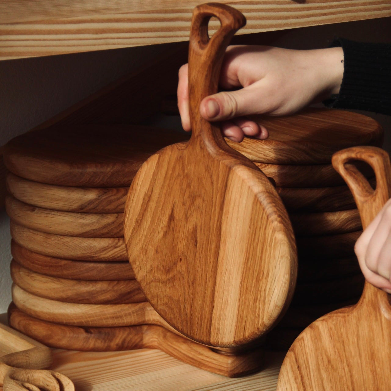 Handmade oak board set with stand, ideal for serving and kitchen use