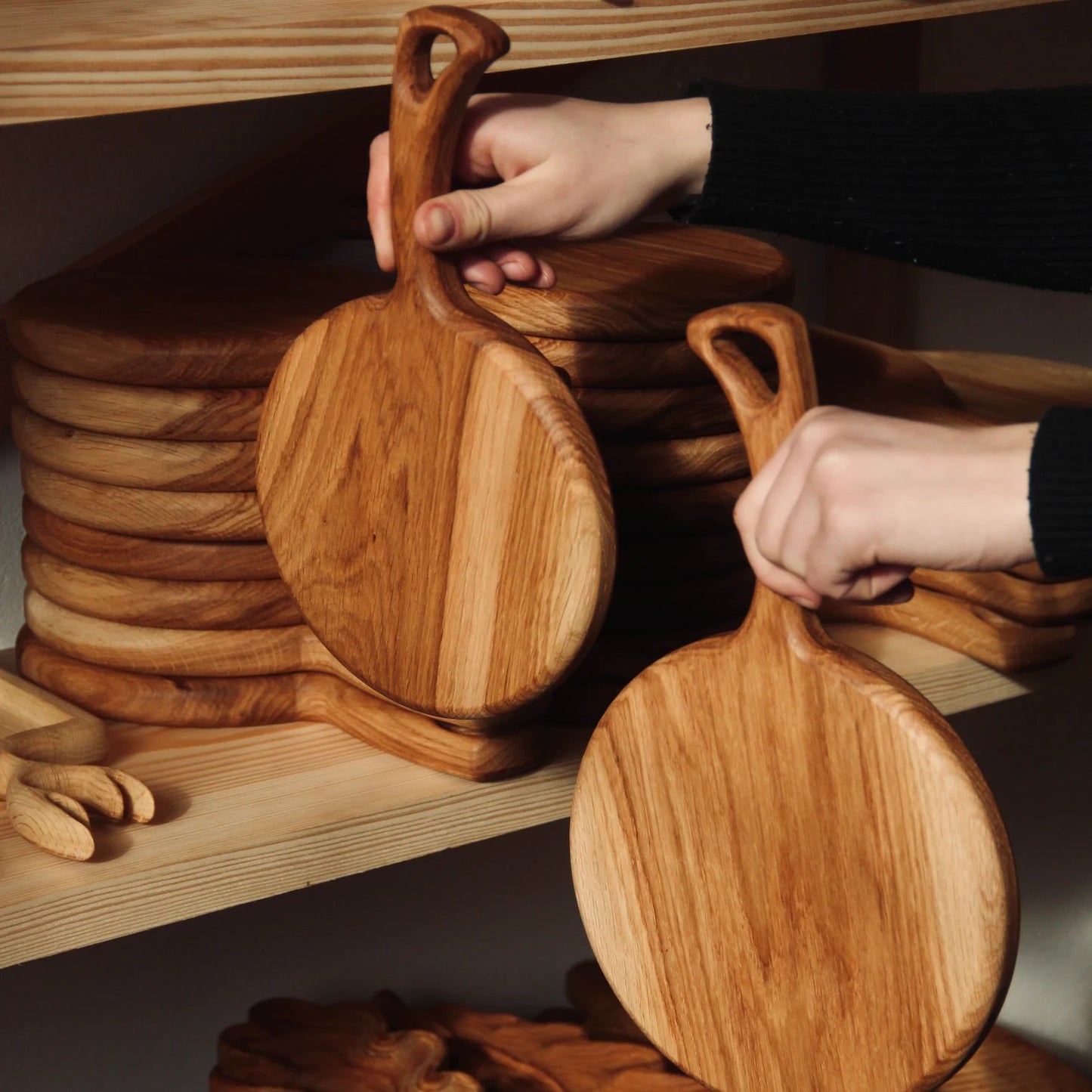 Christmas gift idea – rustic oak cutting board for home chefs