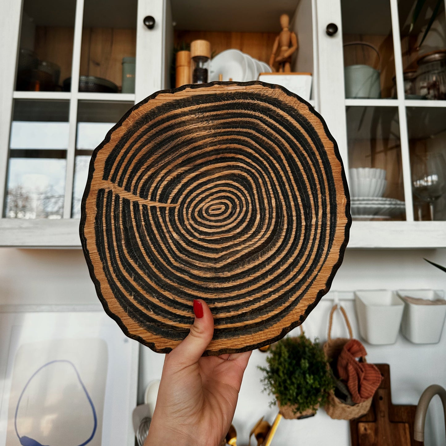 Durable round oak serving board showcasing natural grain