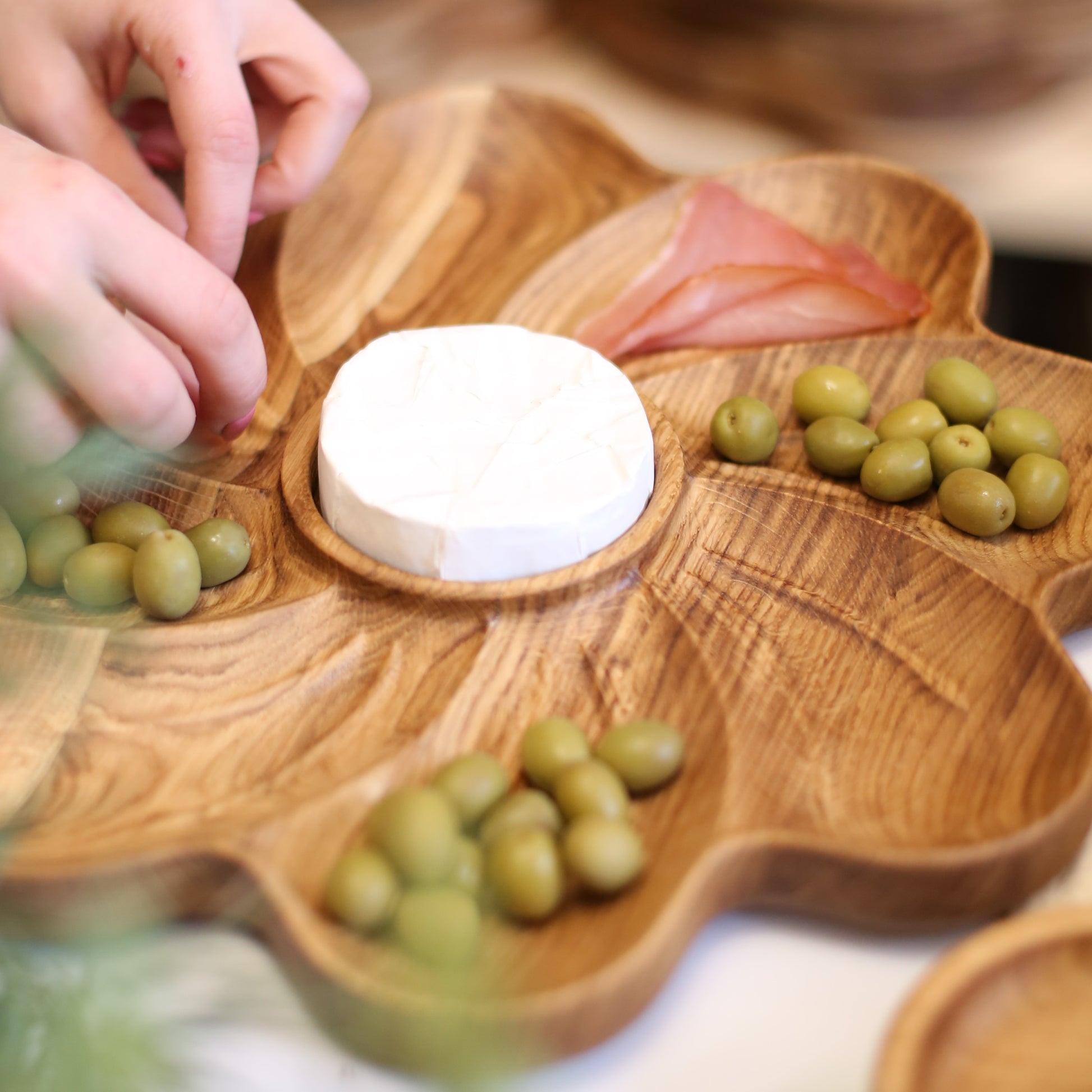 Gift-ready wooden plate set for serving snacks or desserts
